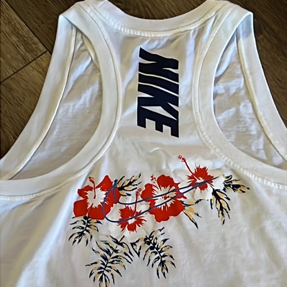 Nike tropical Leaf Tank Top🌺🌺 - Picture 4 of 6